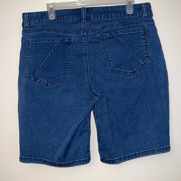 Lee Riders Mid Rise Bermuda Shorts. - Picture 2 of 4